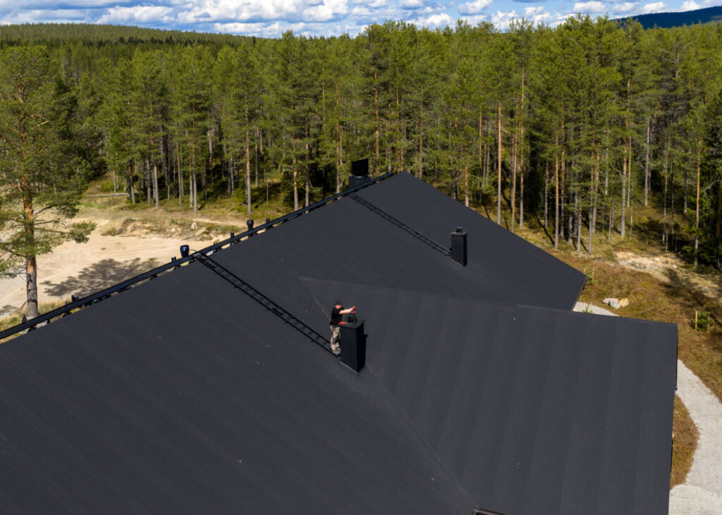 Mies katolla, metsän ympäröimänä.
